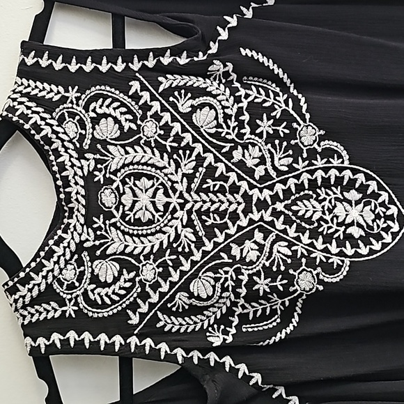 🟡XHILARATION Cold-Shoulder Tunic (Black, L) - Picture 3 of 11